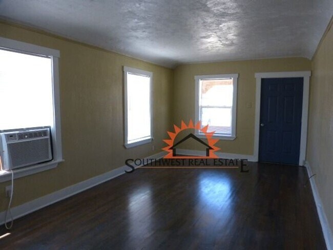 Building Photo - Freshly painted 2 bedrooms 1 bath home.