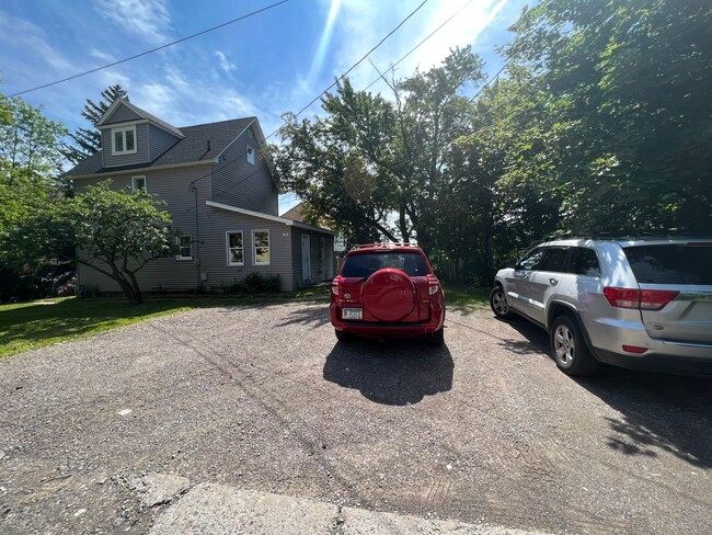 Building Photo - 4 Bedroom 2 Bath - Single Family Home