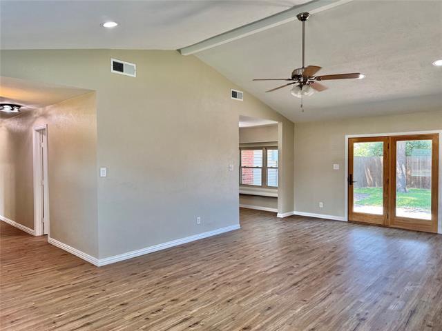 Building Photo - 523 Red Oak Dr