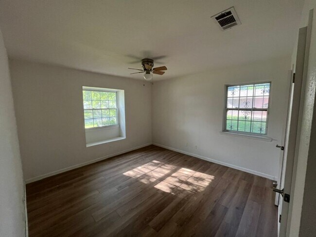 Foto del edificio - 1700 Standridge St