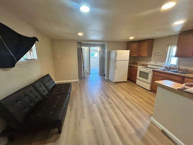 Building Photo - Comfortable & Updated 2 bed, 1 bath Unit i...