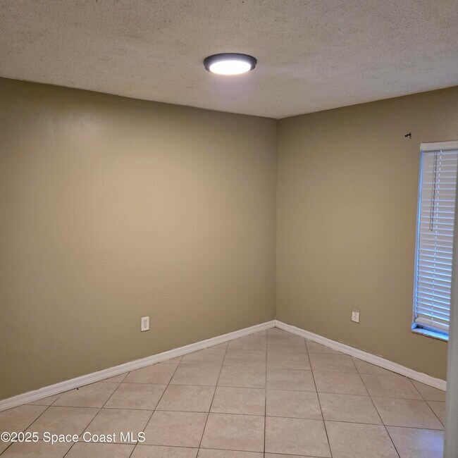 Foto del edificio - 349 El Rancho Terrace NE