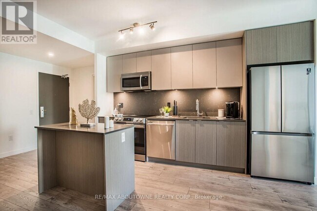 Building Photo - 125 Bronte Rd