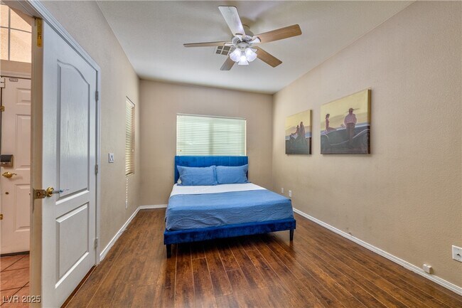 Foto del edificio - 8704 Las Posas Ave