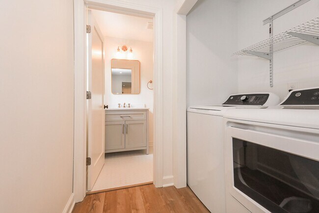 Foto del edificio - Four bedrooms/2.5 Baths Newly Remodeled Bay Village Home!