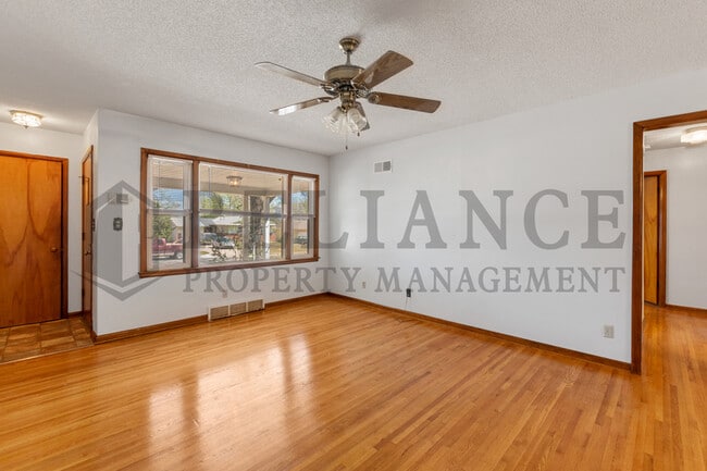 Building Photo - 1707 S Mission Rd