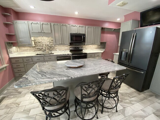 Foto del edificio - 3 Bedroom 1.5 Bath Private Home Must See K...