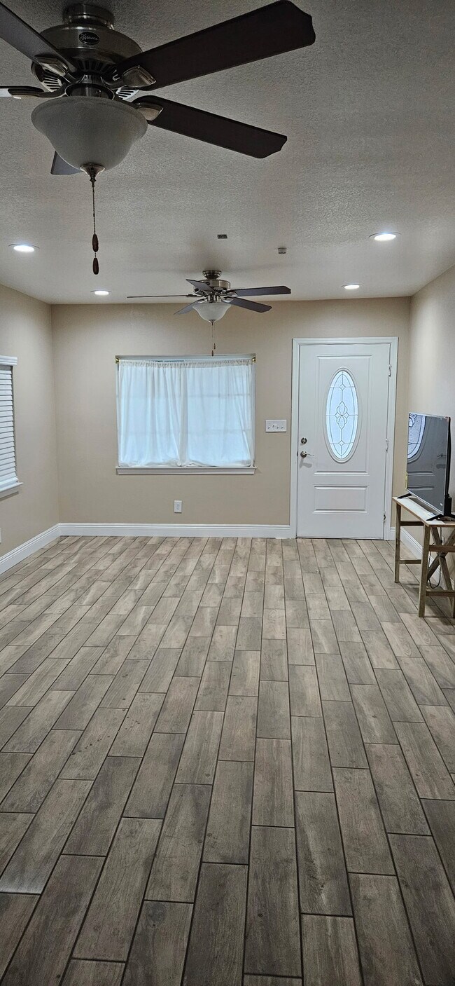 Foto del edificio - 3139 E Lyell Ave