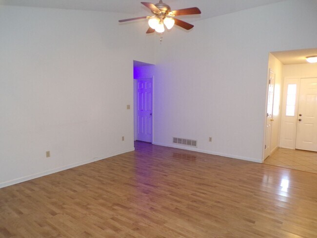 Building Photo - Nice 3 Bedroom 2 Bathroom House In South C...