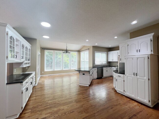 Foto del edificio - SEE IT NOW: Spacious 4-Bed Home with Finis...