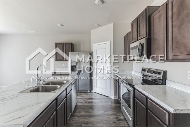 Foto del edificio - 15995 Glenncrest Ln