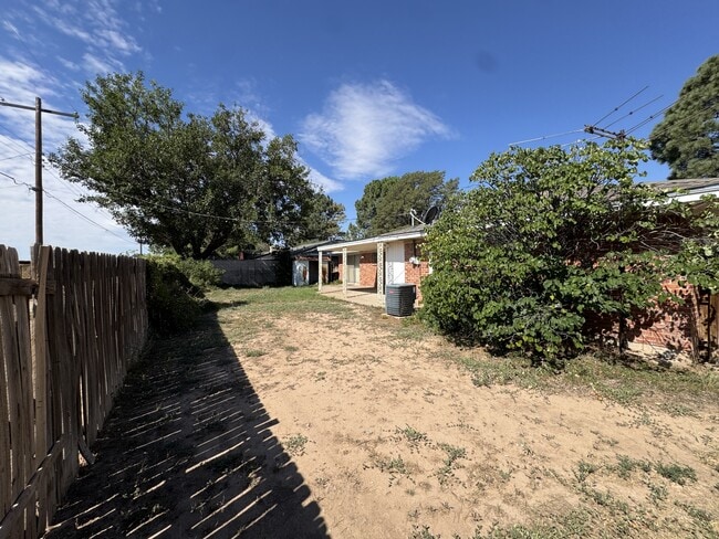 Building Photo - 2201 Barnett Dr