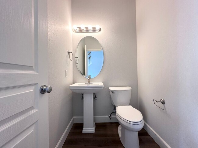 Foto del edificio - Gorgeous 3 Bedroom 2.5 Bath Town-Home Avai...