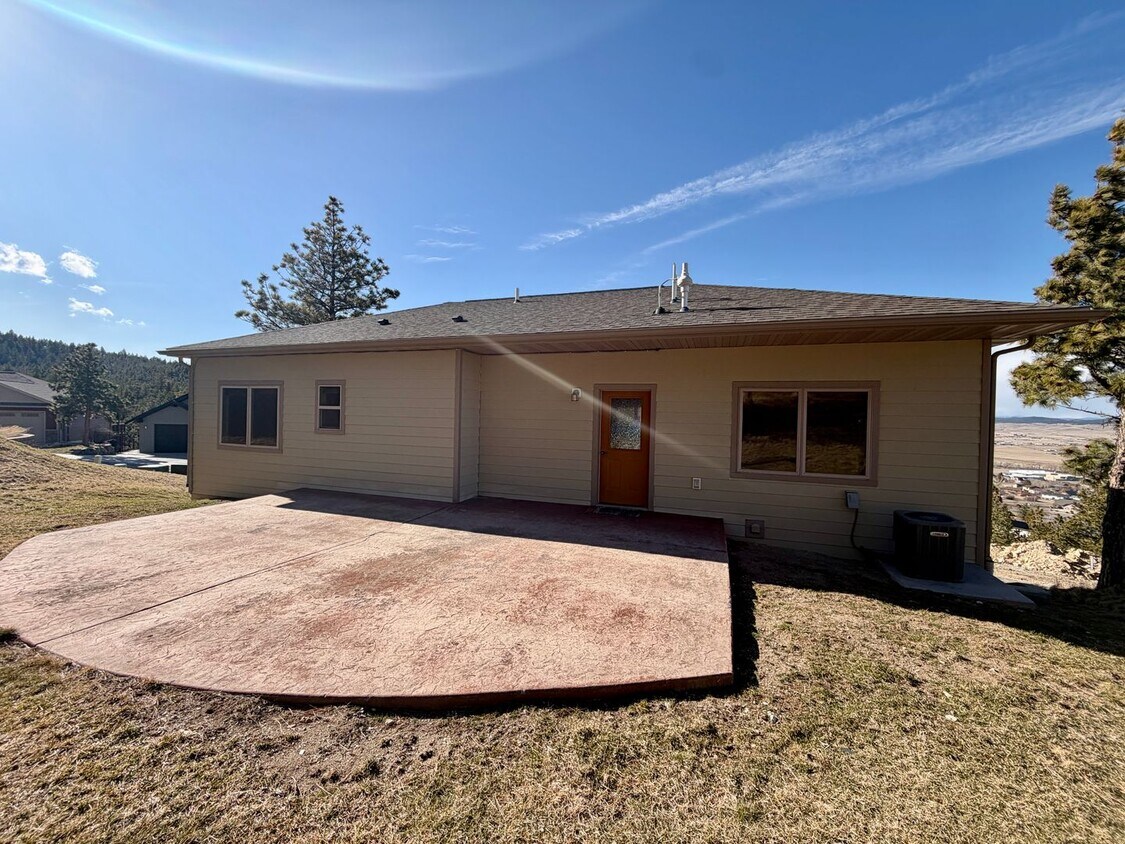 Foto del edificio - Beautiful 3 Bed 3 Bath Single Family Home with Attached Garage and Stunning Views!