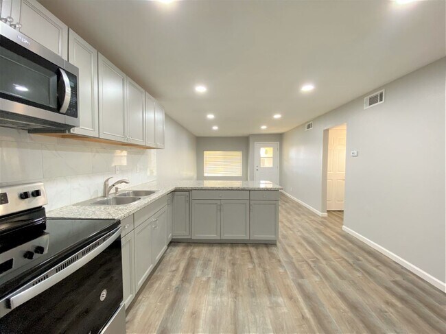 Foto del edificio - 817 E Bellevue Rd