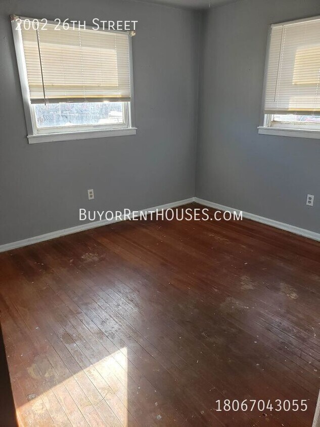 Building Photo - PRICE REDUCTION! $499 Move-In Special (+ a...