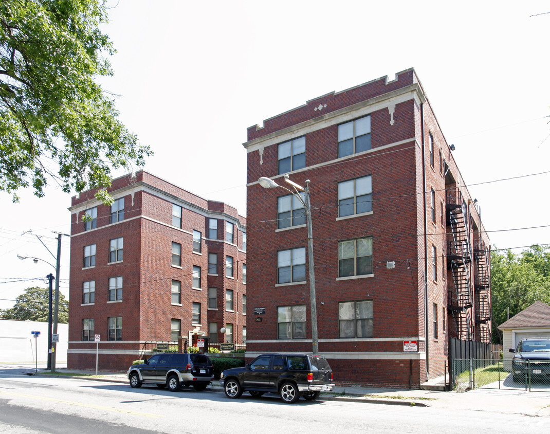 Primary Photo - Colonial Hall Apartments