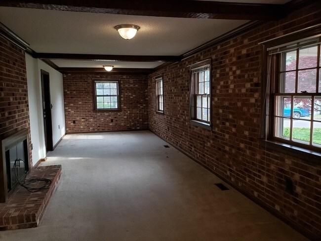 Building Photo - Classic Brick Ranch - Downtown Raleigh