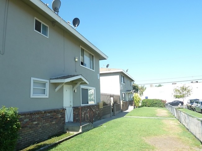 Building Photo - Mountain View Apartments