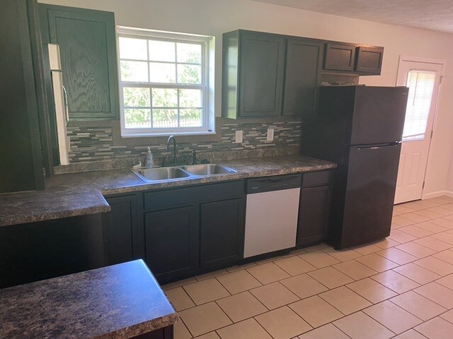 Foto del edificio - 560 Academy Dr