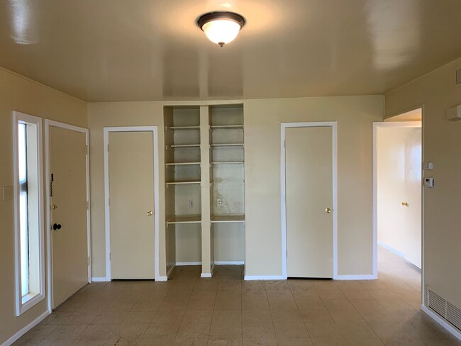 Building Photo - COZY DUPLEX, NEAR SHOPPING & 281!