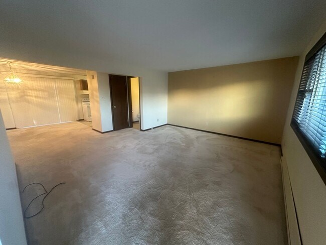 Building Photo - 2 bedroom,1.5 bathroom townhouse located c...