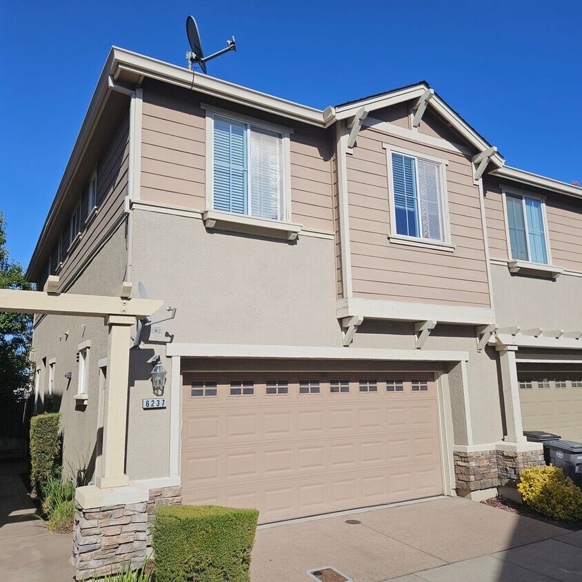 Foto principal - Beautiful 3 bedroom, 2 1/2 bath for rent n...