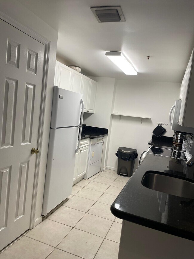 Foto del edificio - 2060 Greenview Shores Blvd