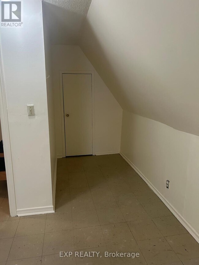 Building Photo - 263 Dundas St E