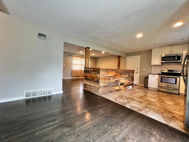 Foto del edificio - Beautifully Remodeled 5 Bed 2 Bath House i...
