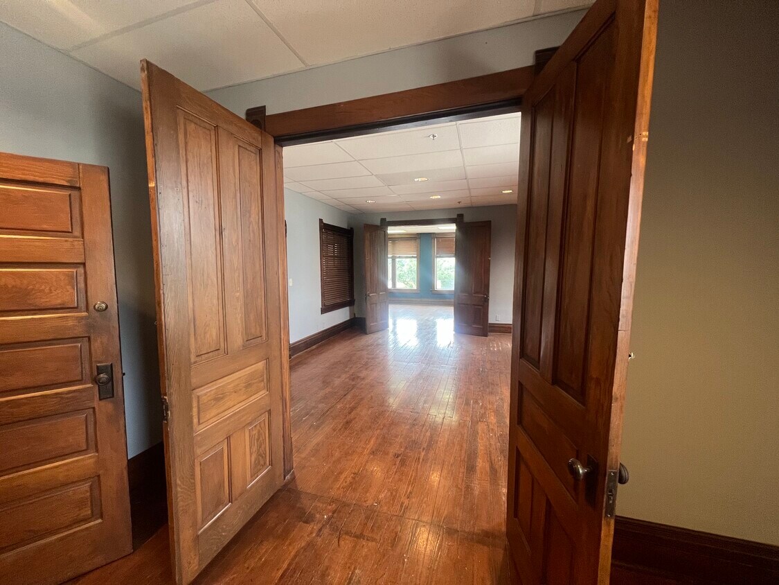 Foto principal - 915 1/2 W Douglas Ave
