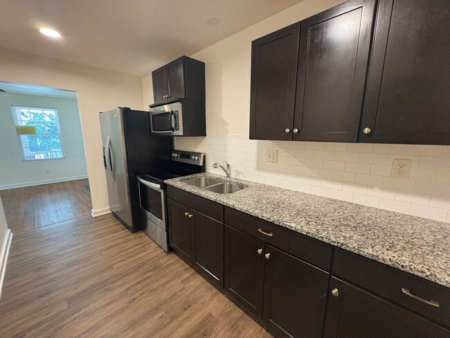Building Photo - Affordable and Adorable Duplex in Enderly ...
