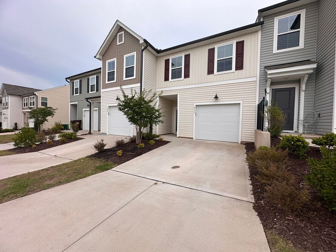 Primary Photo - 3BR 2.5BA Townhome in High Point