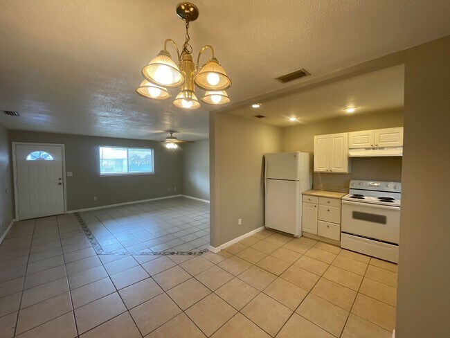 Building Photo - AVAILABLE NOW! Charming 3 Bedroom, 2 Bathr...