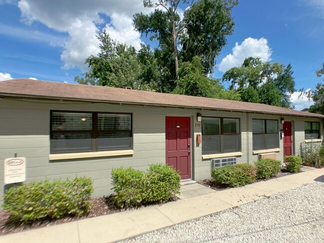 Building Photo - Margaret's Manor -  2 Bedroom, One Bathroo...