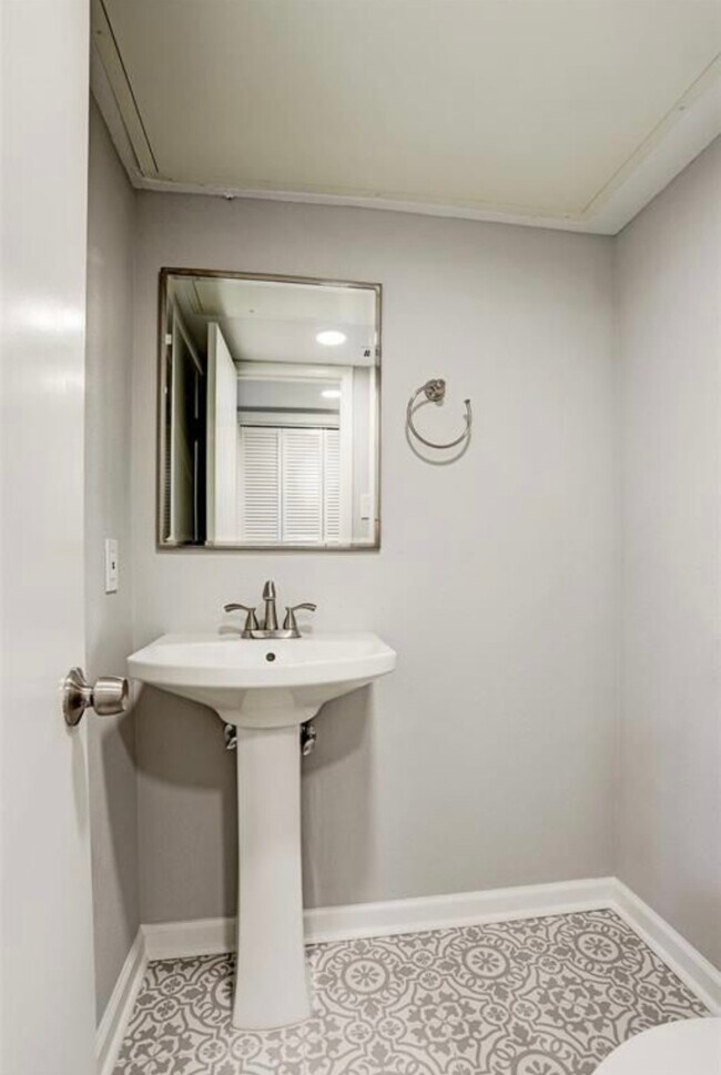 Building Photo - 2120 Wilcrest Dr