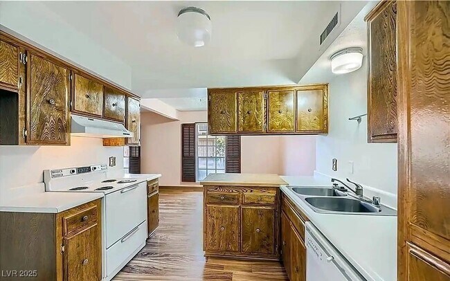 Foto del edificio - 3045 Pinehurst Dr