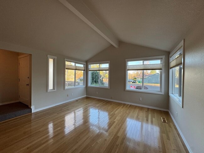 Foto del edificio - 9775 SW Robbins Dr