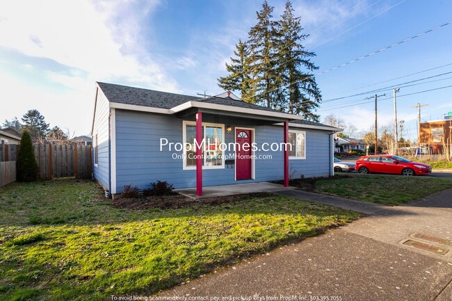 Building Photo - Charming Two Bedroom Duplex in the Heart o...