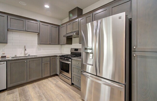 Building Photo - 3bd 2.5ba Daylight Ranch Home on Corner Lot