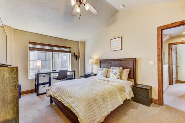 Building Photo - 6010 N Fox Pointe Cir