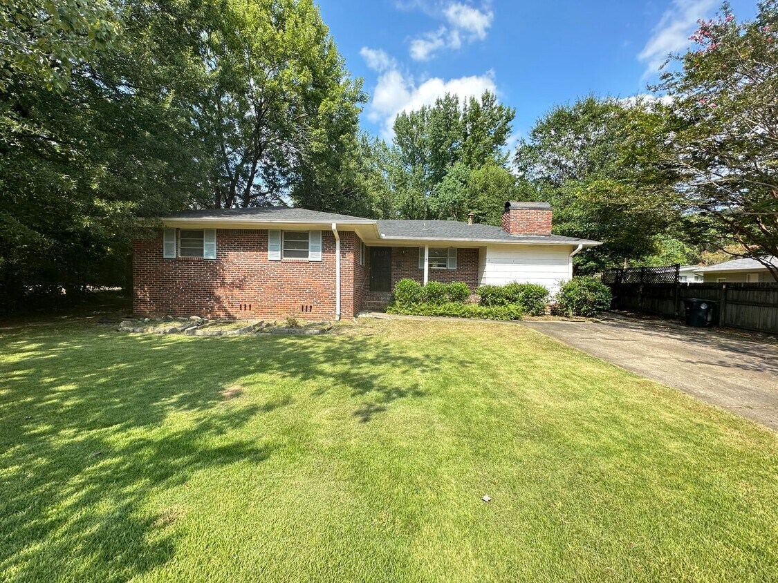Primary Photo - Home for Rent Near Mountain Brook