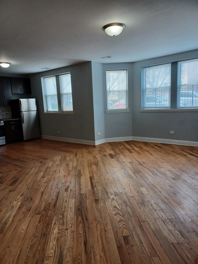 Building Photo - 5731 N Kimball Ave
