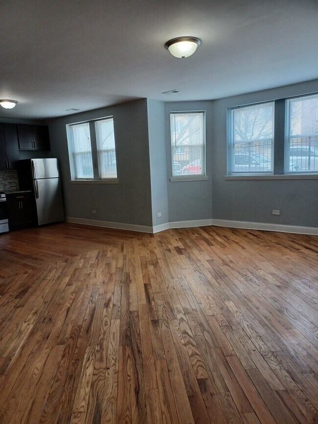 Foto del edificio - 5731 N Kimball Ave