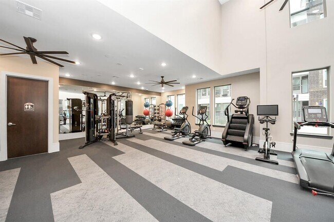 Building Photo - 4840 N Shepherd Dr