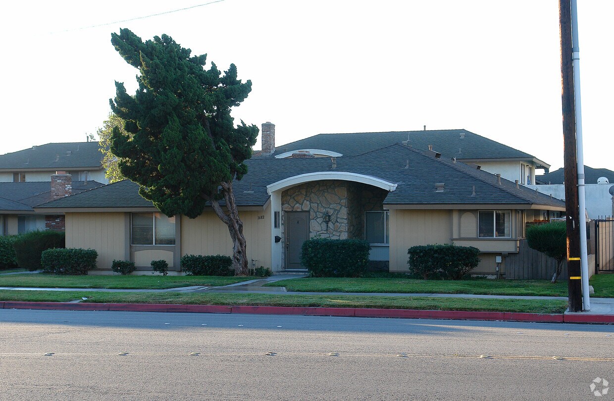Foto del edificio - 1682 W Orangewood Ave