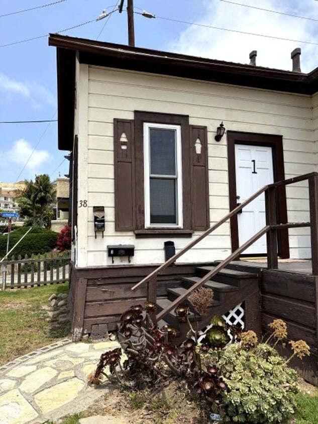Primary Photo - Studio in Downtown Ventura, close to beach!