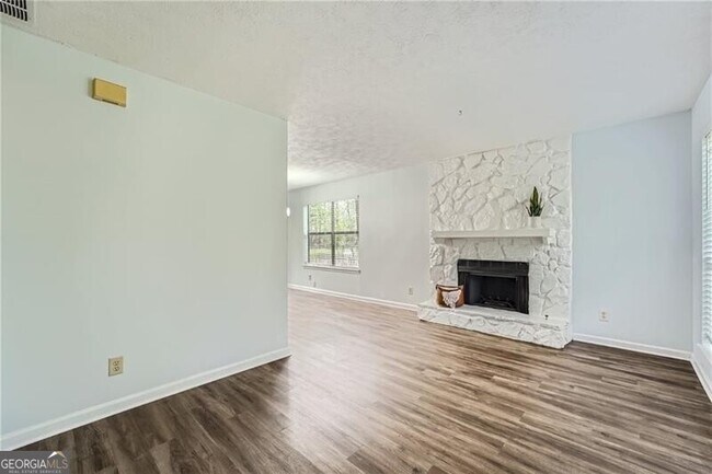 Building Photo - 3020 Woodland Dr NW