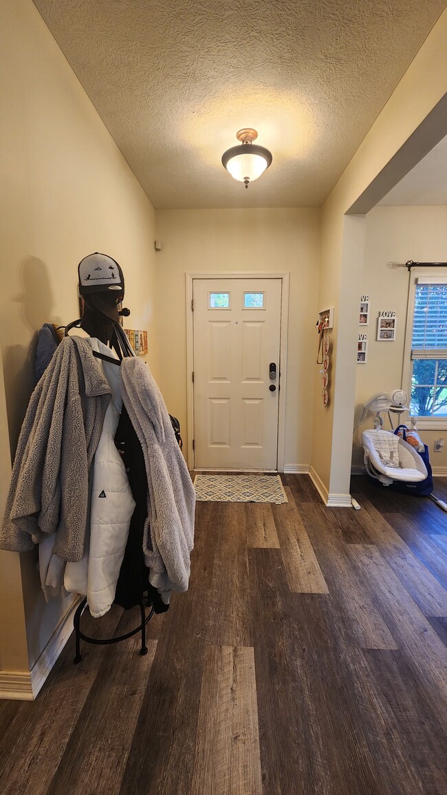 Foto del edificio - 2497 Crestview Woods Dr