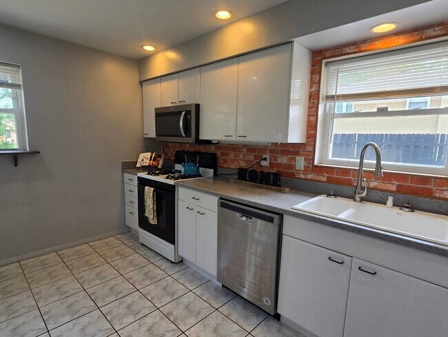Foto del edificio - 8418 W Crain St